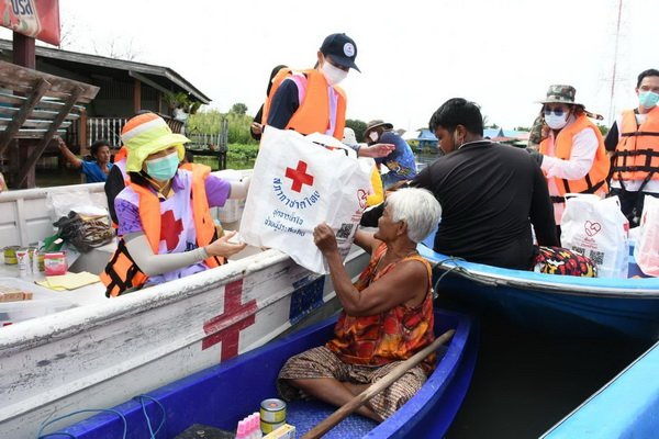 Mobile Medical Unit Thai Red Cross Society Help Flood Victims in Wisetchaichan