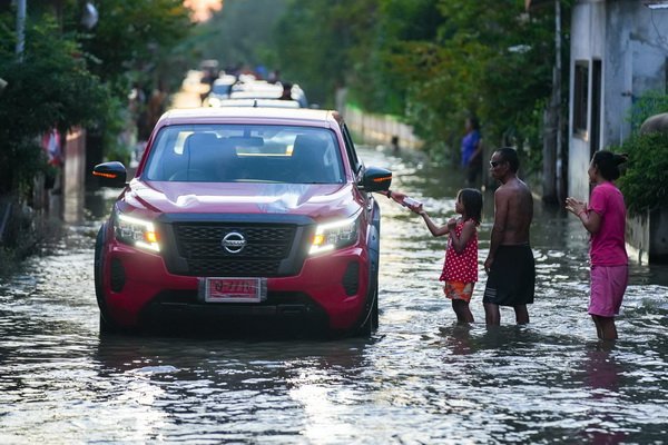 Nissan Flood Relief Caravan Delivers Necessities to Sisaket Province