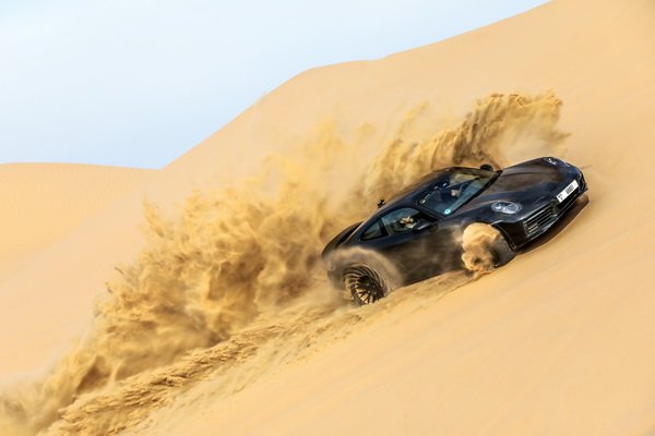 Porsche 911 Dakar ยืนหนึ่งหลังทดสอบบนเส้นทางหฤโหดบนถนนกรวด ทรายและหิมะ