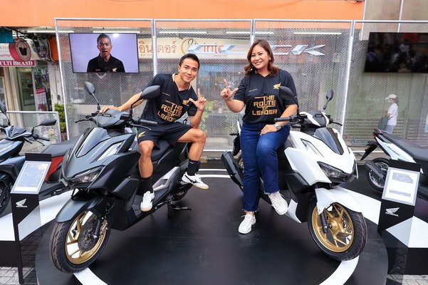 <strong>ฮอนด้า เปิดแมตช์พิเศษ</strong> <strong>Honda Click Seriesกลางสยามสแควร์ “เจ-ชนาธิป” จ่าฝูง ดวลแข้งเหล่าตัวตึง “โอม-นนน-เพิร์ธ-ชิม่อน”</strong>