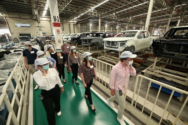 Nissan Thailand Welcomes Students from the McIntire School of Commerce at University of Virginia the United States