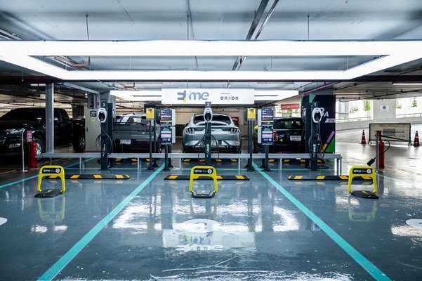 EVme and on-ion Open EVme Charging Station at Siam Paragon
