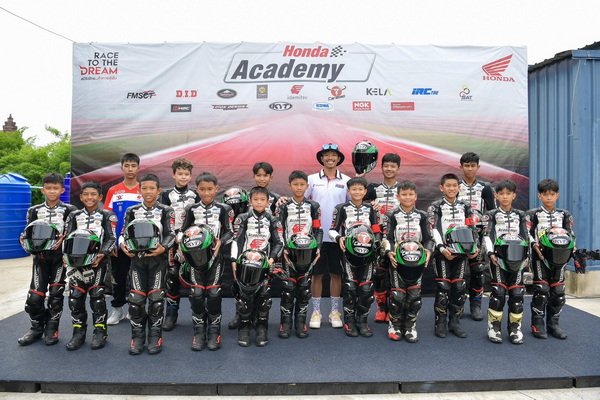 Somkiat Passing on the Inspiration of Honda Academy Thailand Young Riders to World Grand Prix