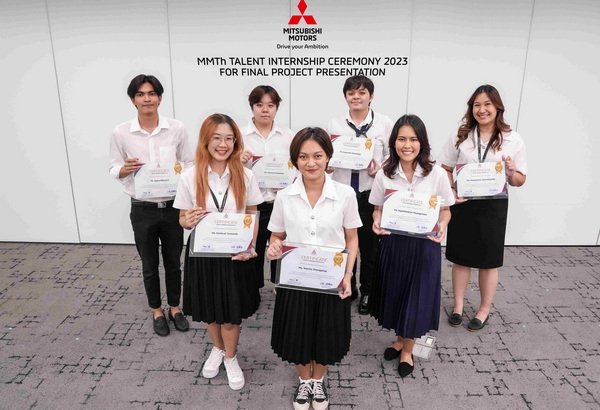 บริษัท มิตซูบิชิ มอเตอร์ส (ประเทศไทย) จำกัด นำโดยนายเอกอธิ รัตนอารี (กลาง) กรรมการรองผู้จัดการใหญ่ สายงานกลยุทธ์ทรัพยากรบุคคลและสิ่งแวดล้อม มอบรางวัล ‘Top 5 The Best Achievement Award’ ให้กับผู้ชนะการประกวดโครงการส่งเสริมการพัฒนากระบวนการทำงาน พร้อมมอบประกาศนียบัตรให้แก่นักศึกษาที่สำเร็จหลักสูตรฝึกงานจากโครงการ ‘MMTh Talent Internship Program’ ประจำปี 2566 โดยมีผู้บริหารและคณาจารย์ร่วมแสดงความยินดี ประกอบด้วยนายสาโรจน์ มะอาจเลิศ (ที่ 6 จากซ้าย) ผู้ช่วยกรรมการผู้จัดการใหญ่อาวุโส สายงานขาย บริการหลังการขาย และการพัฒนาเครือข่ายผู้จำหน่าย มร. ฮิโระอะคิ ทาโบะ (ที่ 5 จากขวา) ผู้ช่วยกรรมการผู้จัดการใหญ่ร่วม สายงานกลยุทธ์ทรัพยากรบุคคลและสิ่งแวดล้อม  นายจรูญ บัญญัติ (ที่ 6 จากขวา) ผู้ช่วยกรรมการผู้จัดการใหญ่ร่วม สายงานกลยุทธ์ทรัพยากรบุคคลและสิ่งแวดล้อม ดร. ฐิตินันท์ มีทอง (ที่ 5 จากซ้าย) อาจารย์ประจำคณะวิศวกรรมศาสตร์ มหาวิทยาลัยเทคโนโลยีพระจอมเกล้าธนบุรี และผศ.ดร. ณัฐวุฒิ เรืองตระกูล (ที่ 4 จากซ้าย) อาจารย์ประจำคณะวิศวกรรมศาสตร์ สถาบันเทคโนโลยีพระจอมเกล้าเจ้าคุณทหารลาดกระบัง