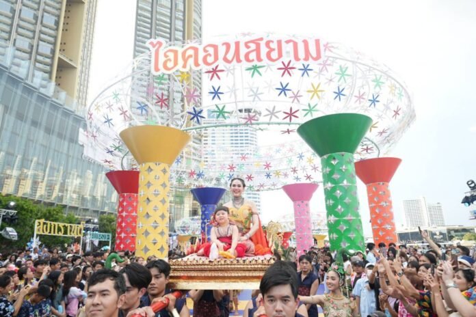 Iconsiam Grab Chompoo Take On The Role of Nang Tungsadevi Swinging Together Abigail Leads Songkran Parade