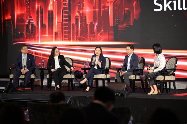 Guru Businesses in Crisis Must Be Create People Adaptable for Organizational Transformation 1 Guru Businesses in Crisis Must Be Create People Adaptable for Organizational Transformation